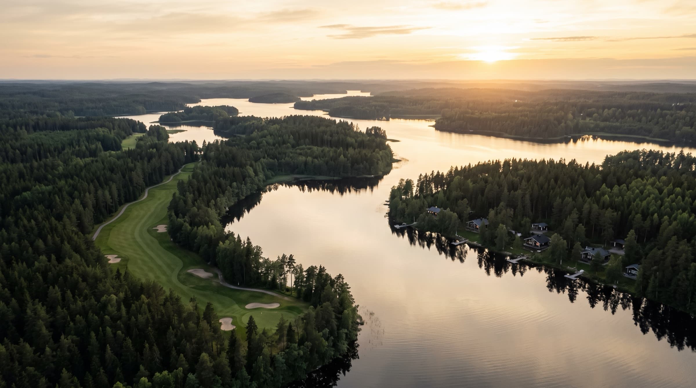 Järvi-Suomi ilmasta — golfväylä metsän ja järven välissä